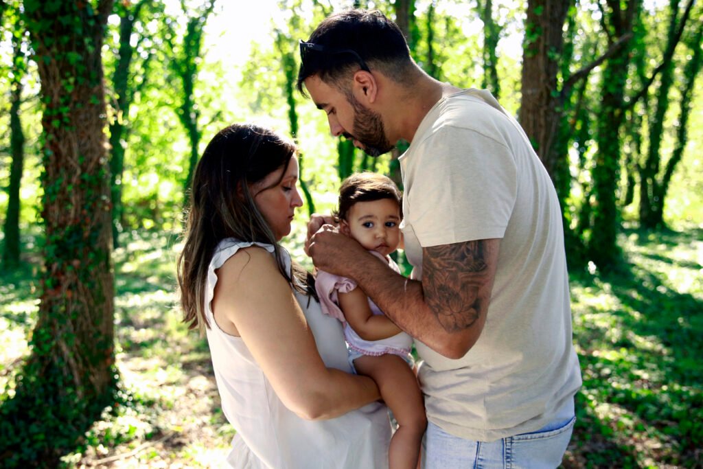 familia con bebé en sesión de fotografía familiar en Nigrán, en bosque con luz natural